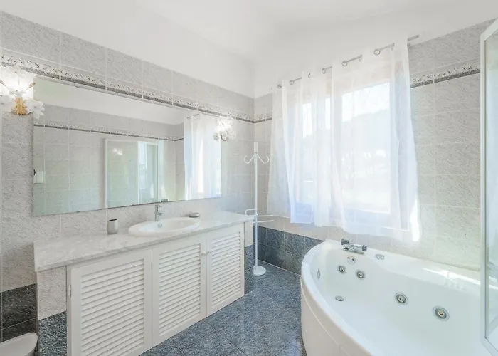 فيلة Mimosa Con Piscina - Goelba Marmi